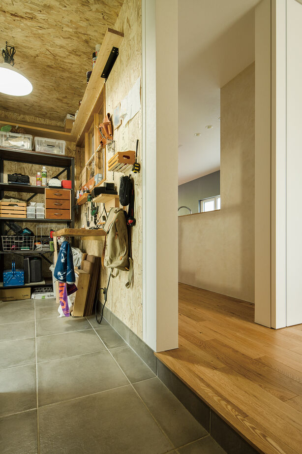 北王 【突き当り、いつも緑】大きな窓から見える生垣のグリーンが目隠しにの建築実例画像8