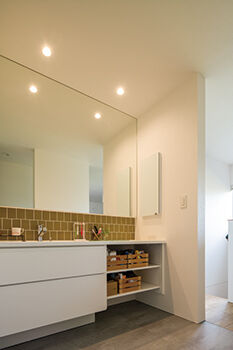 北王 【突き当り、いつも緑】大きな窓から見える生垣のグリーンが目隠しにの建築実例画像9