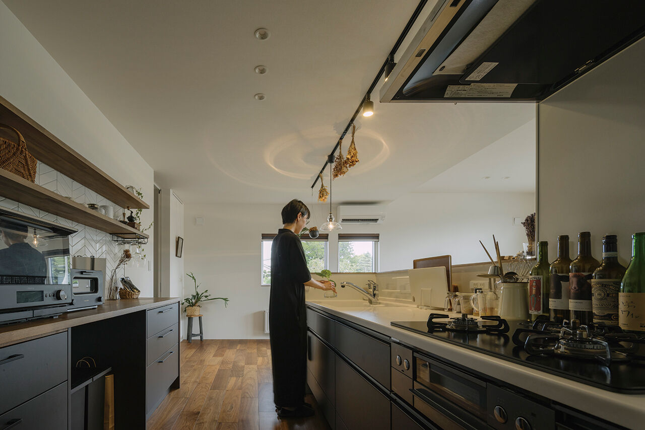 北王 【ふたりの暮らしを映す平屋】書斎やフリースペースのカウンターデスク。自分らしい空間設計の建築実例画像3