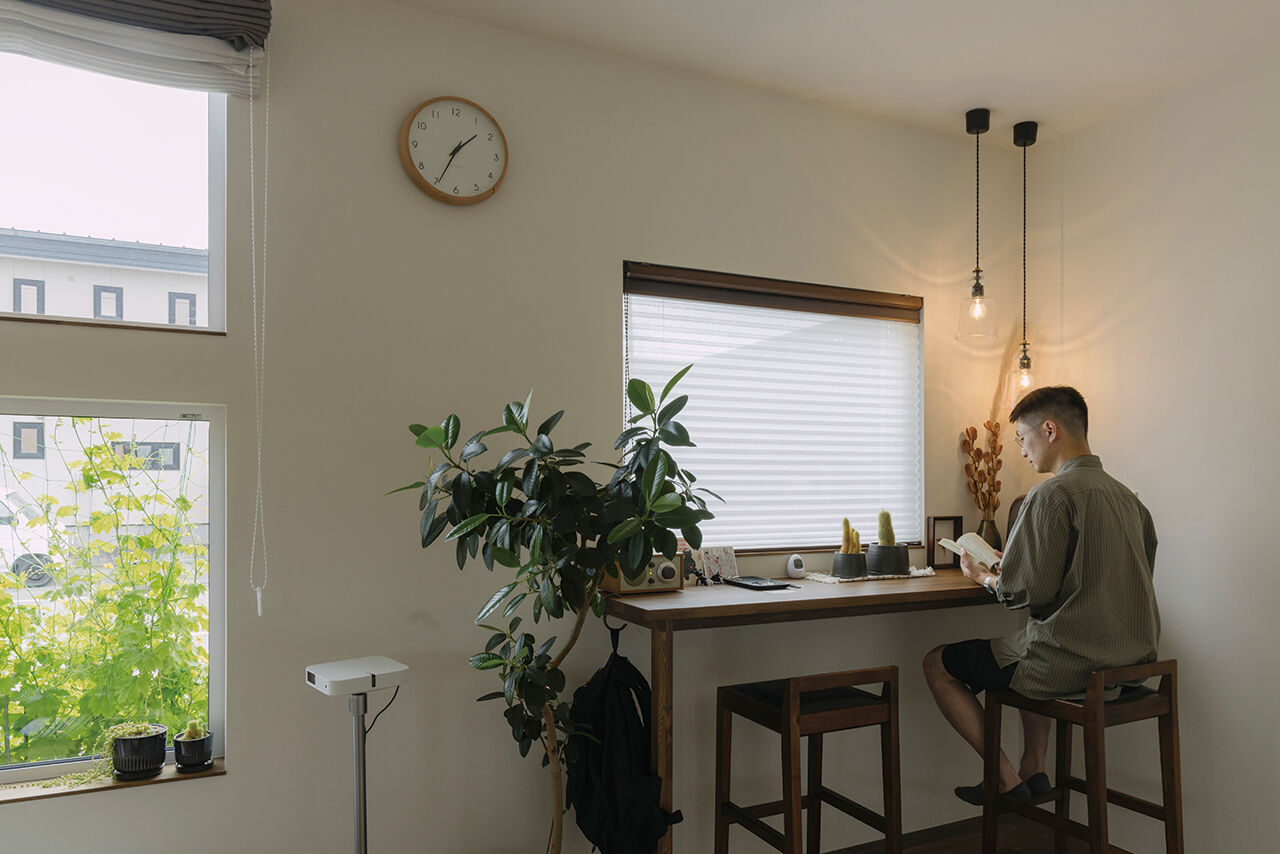 北王 【ふたりの暮らしを映す平屋】書斎やフリースペースのカウンターデスク。自分らしい空間設計の建築実例画像4