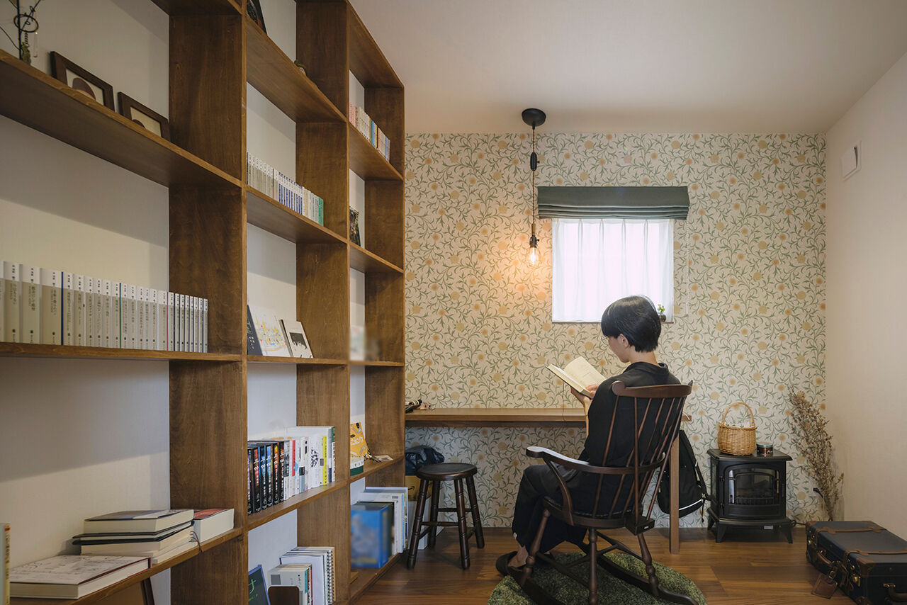 北王 【ふたりの暮らしを映す平屋】書斎やフリースペースのカウンターデスク。自分らしい空間設計の建築実例画像5