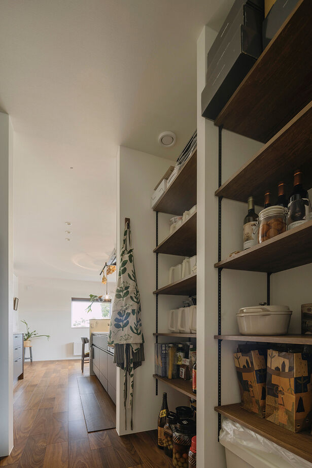 北王 【ふたりの暮らしを映す平屋】書斎やフリースペースのカウンターデスク。自分らしい空間設計の建築実例画像6