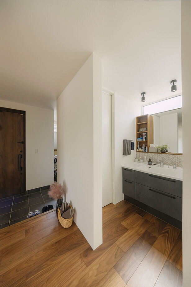 北王 【ふたりの暮らしを映す平屋】書斎やフリースペースのカウンターデスク。自分らしい空間設計の建築実例画像8