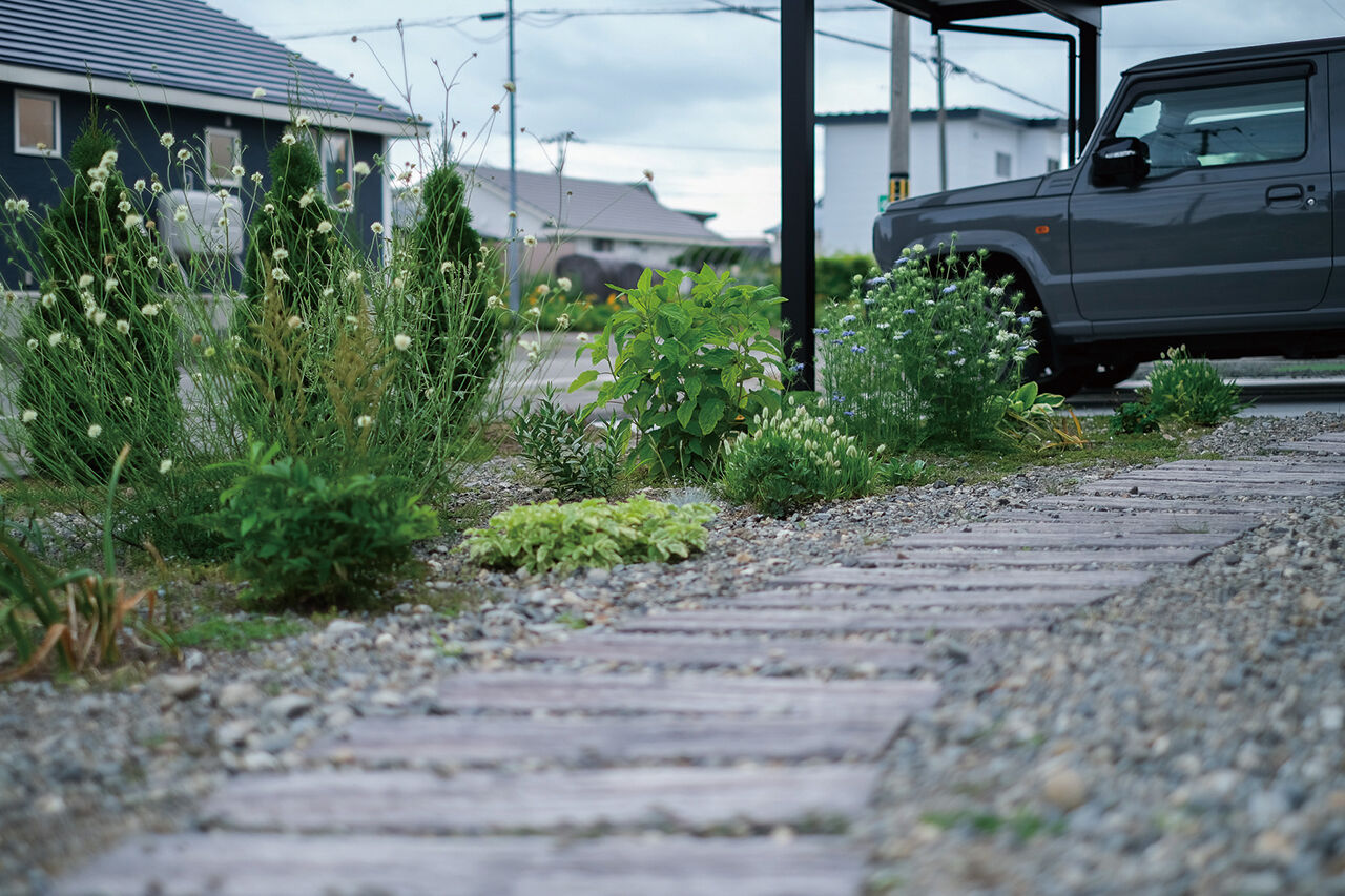 北王 【ふたりの暮らしを映す平屋】書斎やフリースペースのカウンターデスク。自分らしい空間設計の建築実例画像9