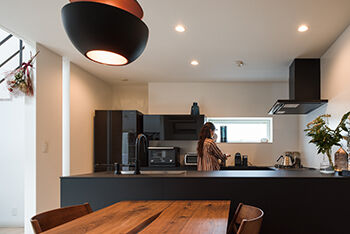 北王 【コの字型キッチンがある家】吹き抜けのリビング。各所からこだわりや想いが滲み出るの建築実例画像2