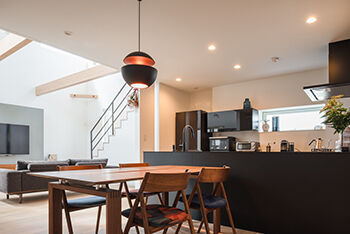 北王 【コの字型キッチンがある家】吹き抜けのリビング。各所からこだわりや想いが滲み出るの建築実例画像3