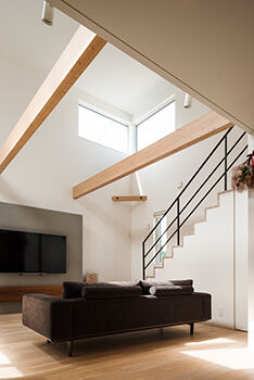 北王 【コの字型キッチンがある家】吹き抜けのリビング。各所からこだわりや想いが滲み出るの建築実例画像5