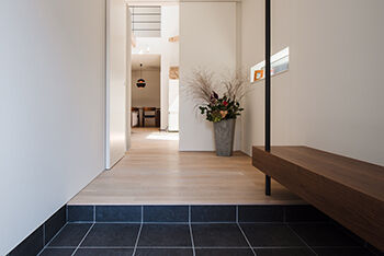 北王 【コの字型キッチンがある家】吹き抜けのリビング。各所からこだわりや想いが滲み出るの建築実例画像6