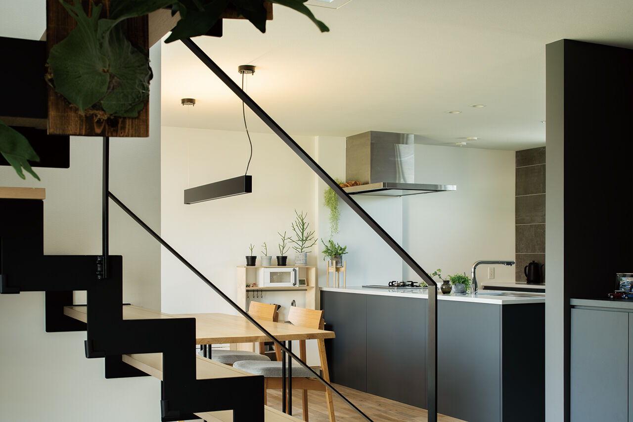 北王 【スキップフロアがつなぐ家】場所によって外の見え方が違い、敷地との一体感が生まれるの建築実例画像4