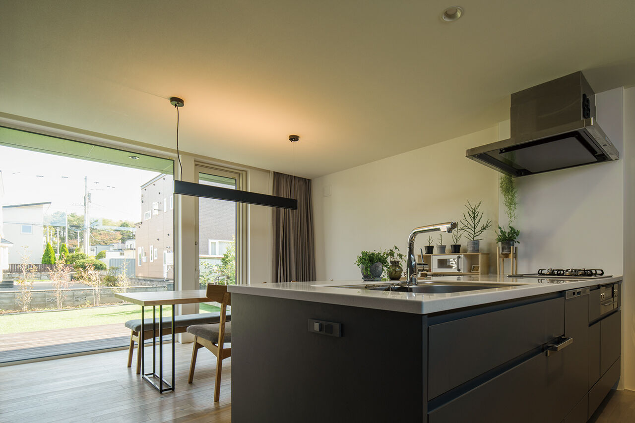 北王 【スキップフロアがつなぐ家】場所によって外の見え方が違い、敷地との一体感が生まれるの建築実例画像5