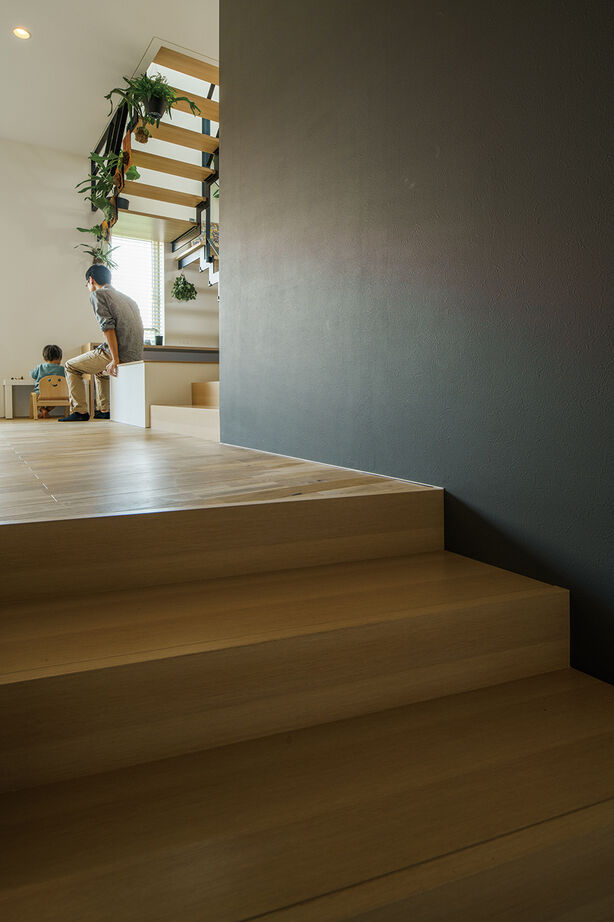 北王 【スキップフロアがつなぐ家】場所によって外の見え方が違い、敷地との一体感が生まれるの建築実例画像6