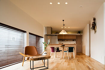 北王 【まわりにスッと、溶けこむように】抜け感を生かした建物配置、境界を曖昧にする塀や外構計画の建築実例画像2