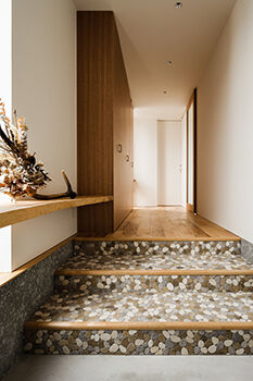 北王 【まわりにスッと、溶けこむように】抜け感を生かした建物配置、境界を曖昧にする塀や外構計画の建築実例画像7