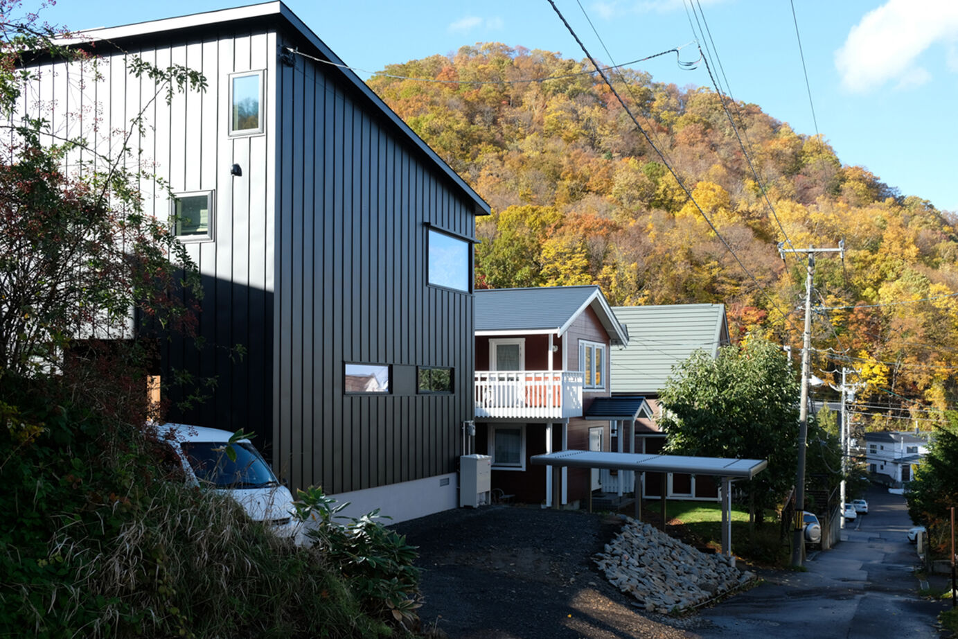 北王 【山を間近に感じる家】2階リビングのコーナー窓から、四季の自然と街の眺望を存分に楽しむの建築実例画像1