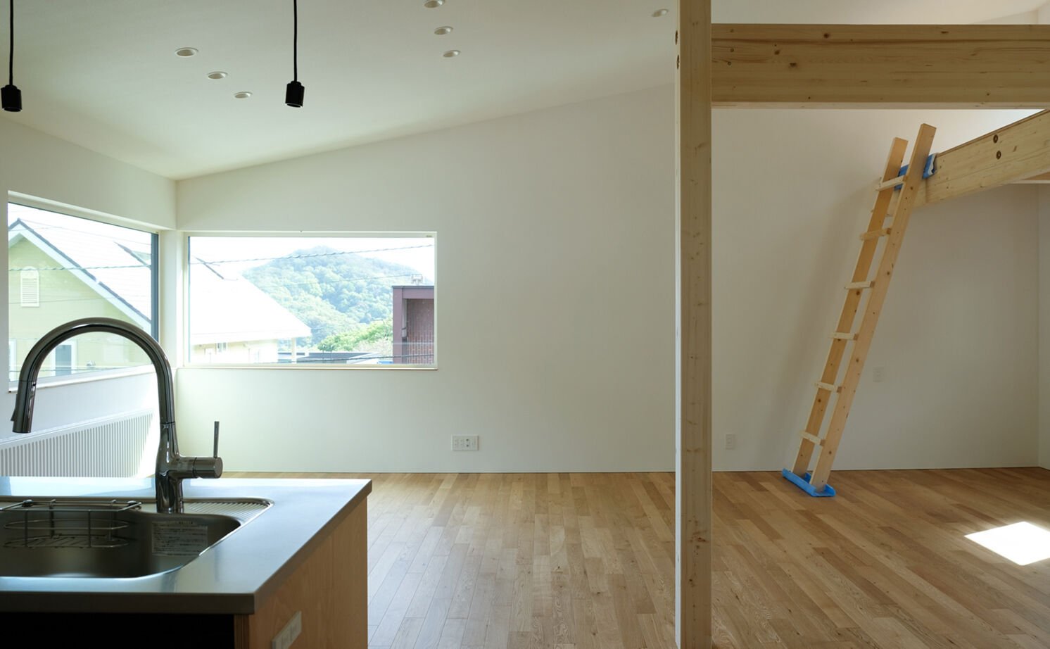 北王 【山を間近に感じる家】2階リビングのコーナー窓から、四季の自然と街の眺望を存分に楽しむの建築実例画像5