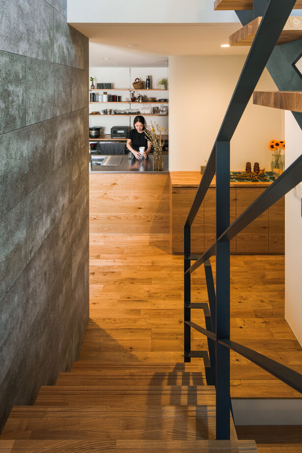 北王 【2階リビングの吹抜けが空間をつなぐ】オープン土間に組込ガレージ、趣味を楽しむふたり暮らしの3階建ての建築実例画像2