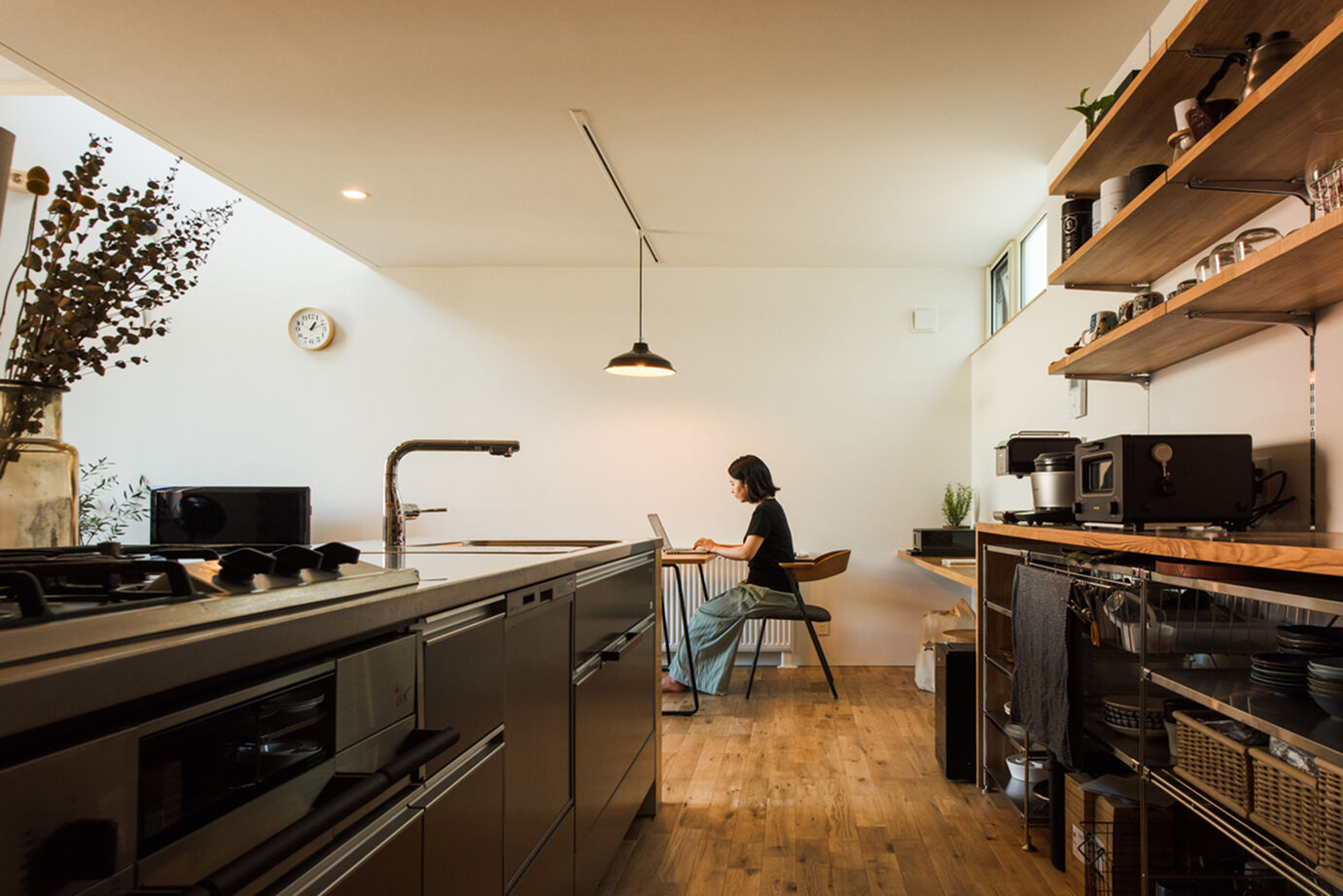 北王 【2階リビングの吹抜けが空間をつなぐ】オープン土間に組込ガレージ、趣味を楽しむふたり暮らしの3階建ての建築実例画像3