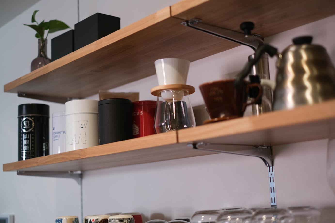 北王 【2階リビングの吹抜けが空間をつなぐ】オープン土間に組込ガレージ、趣味を楽しむふたり暮らしの3階建ての建築実例画像4