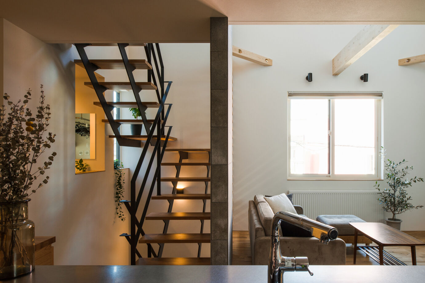 北王 【2階リビングの吹抜けが空間をつなぐ】オープン土間に組込ガレージ、趣味を楽しむふたり暮らしの3階建ての建築実例画像5