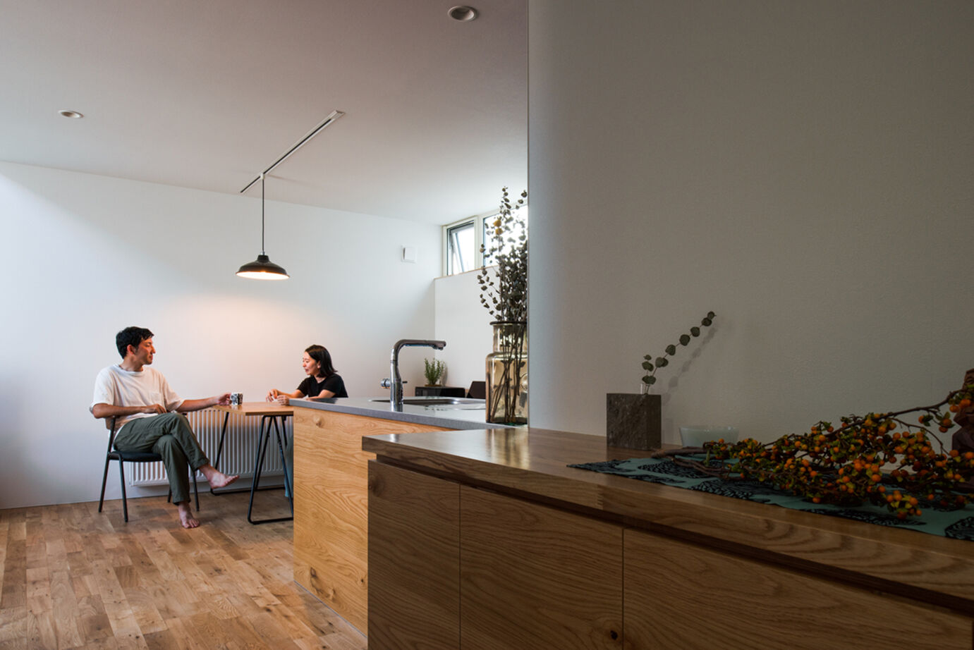 北王 【2階リビングの吹抜けが空間をつなぐ】オープン土間に組込ガレージ、趣味を楽しむふたり暮らしの3階建ての建築実例画像6