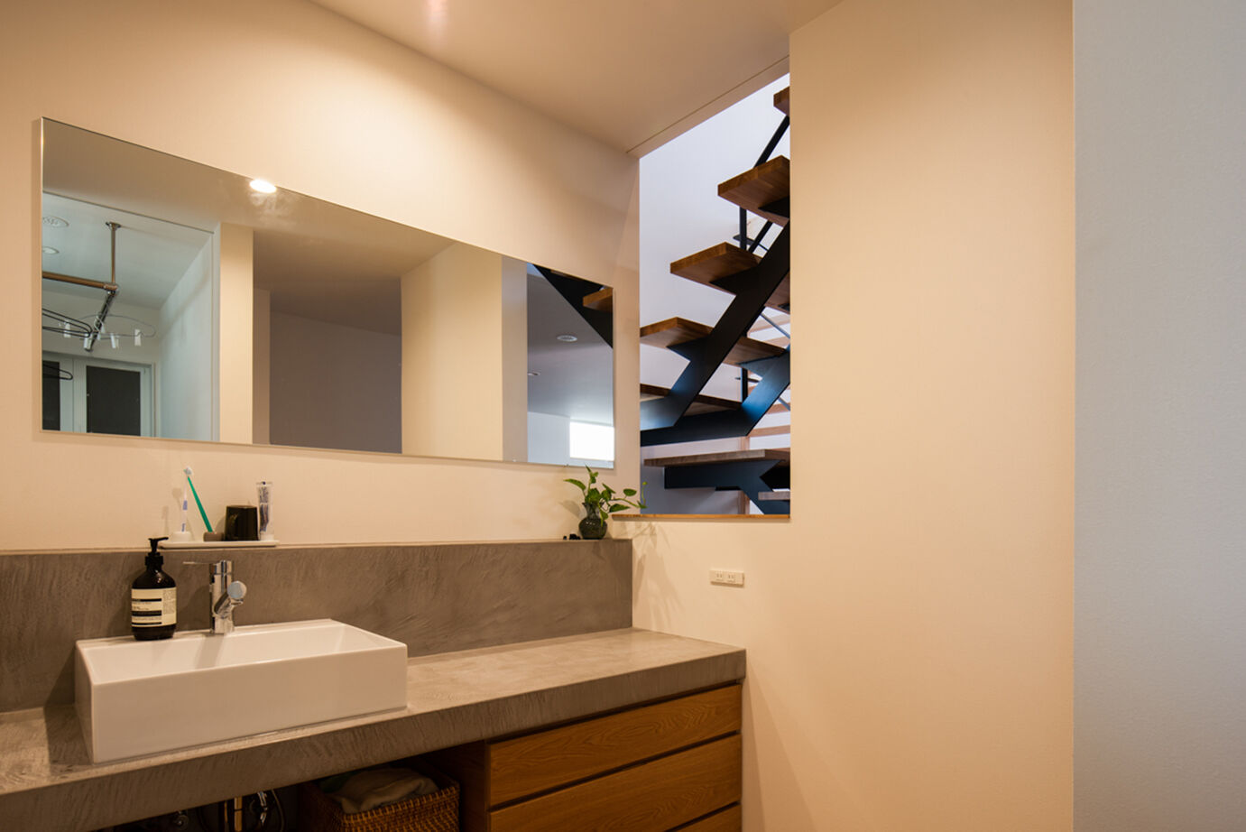 北王 【2階リビングの吹抜けが空間をつなぐ】オープン土間に組込ガレージ、趣味を楽しむふたり暮らしの3階建ての建築実例画像7