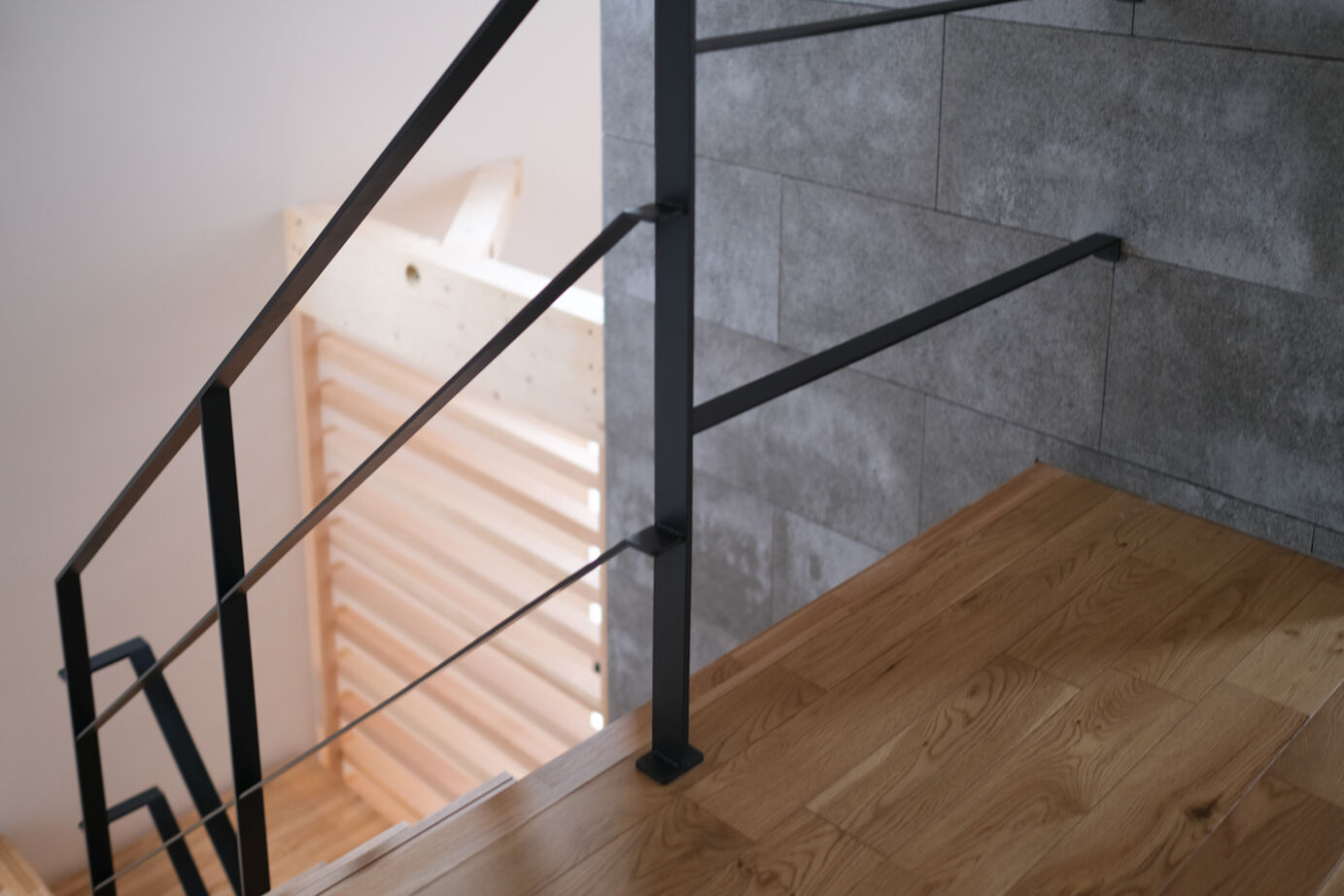 北王 【2階リビングの吹抜けが空間をつなぐ】オープン土間に組込ガレージ、趣味を楽しむふたり暮らしの3階建ての建築実例画像8