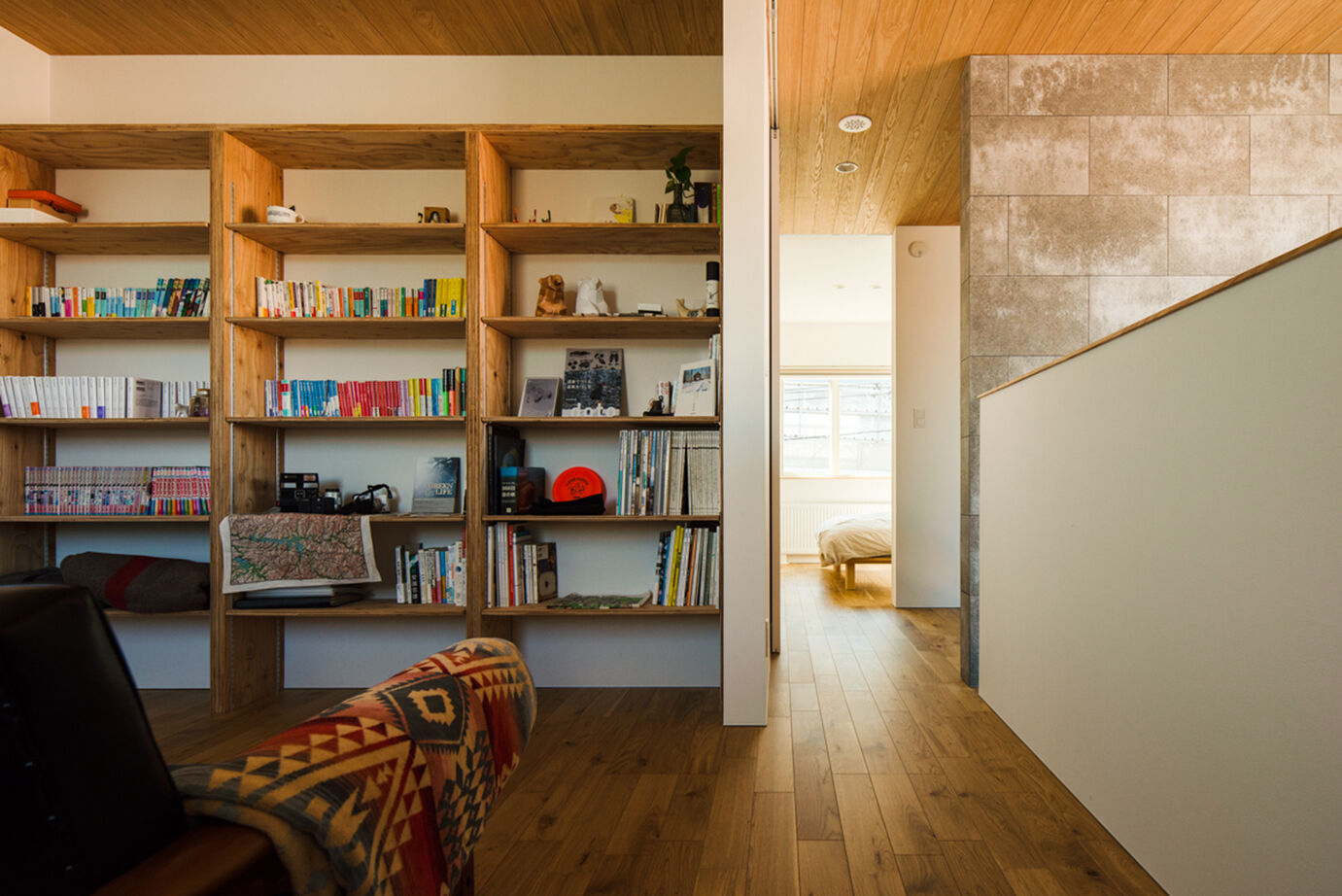 北王 【2階リビングの吹抜けが空間をつなぐ】オープン土間に組込ガレージ、趣味を楽しむふたり暮らしの3階建ての建築実例画像9