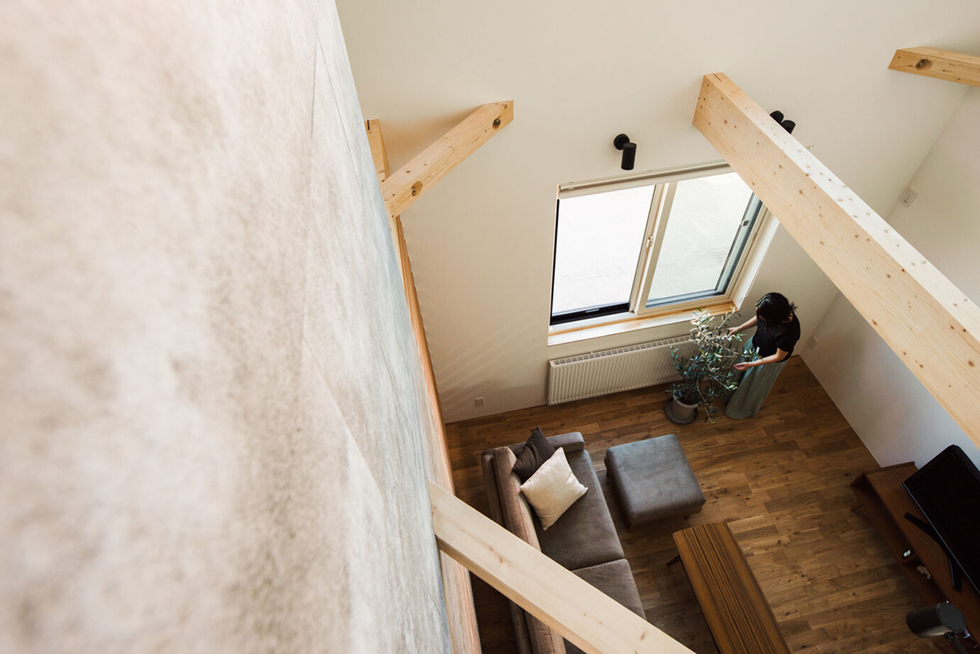 北王 【2階リビングの吹抜けが空間をつなぐ】オープン土間に組込ガレージ、趣味を楽しむふたり暮らしの3階建ての建築実例画像10