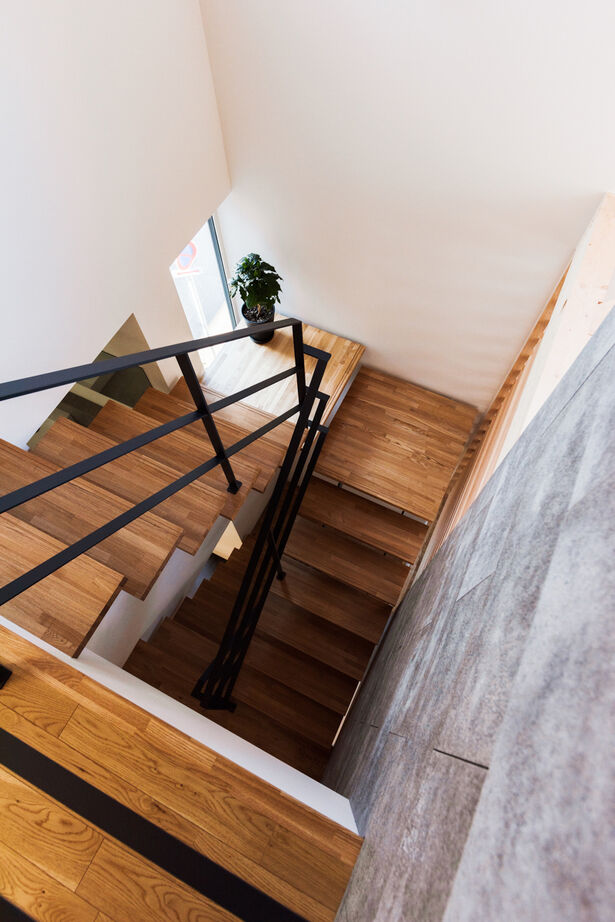 北王 【2階リビングの吹抜けが空間をつなぐ】オープン土間に組込ガレージ、趣味を楽しむふたり暮らしの3階建ての建築実例画像11