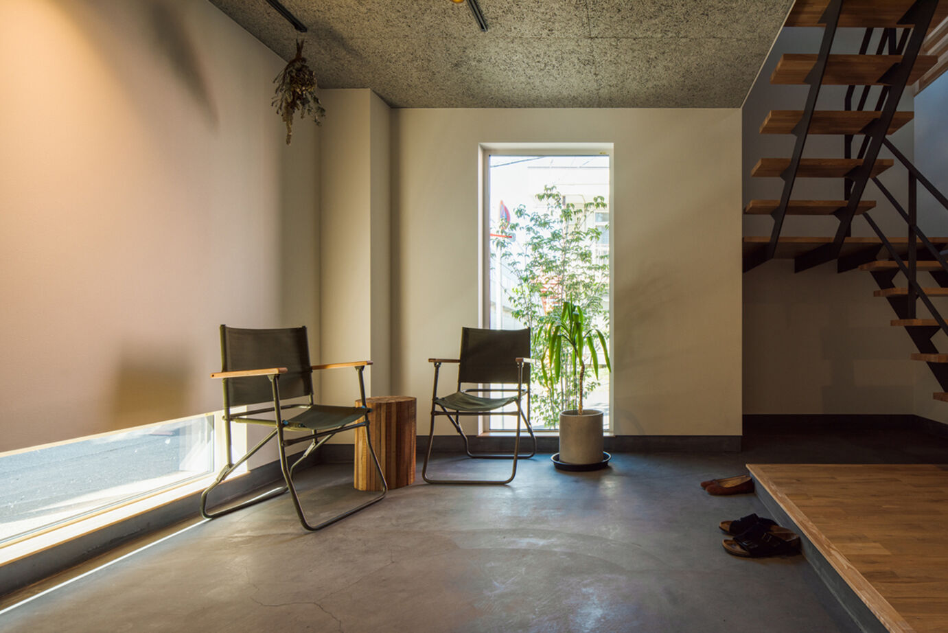 北王 【2階リビングの吹抜けが空間をつなぐ】オープン土間に組込ガレージ、趣味を楽しむふたり暮らしの3階建ての建築実例画像12