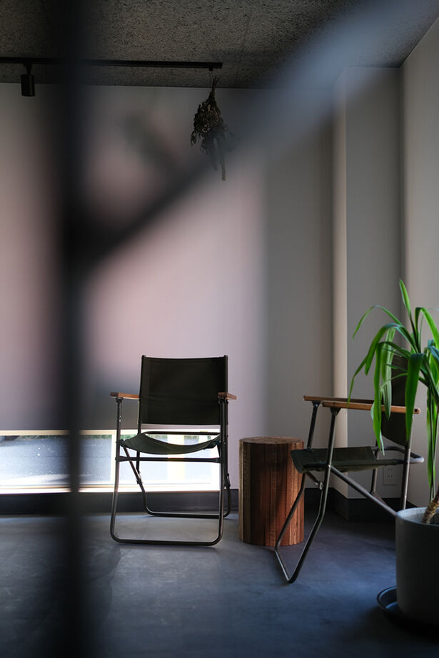 北王 【2階リビングの吹抜けが空間をつなぐ】オープン土間に組込ガレージ、趣味を楽しむふたり暮らしの3階建ての建築実例画像13