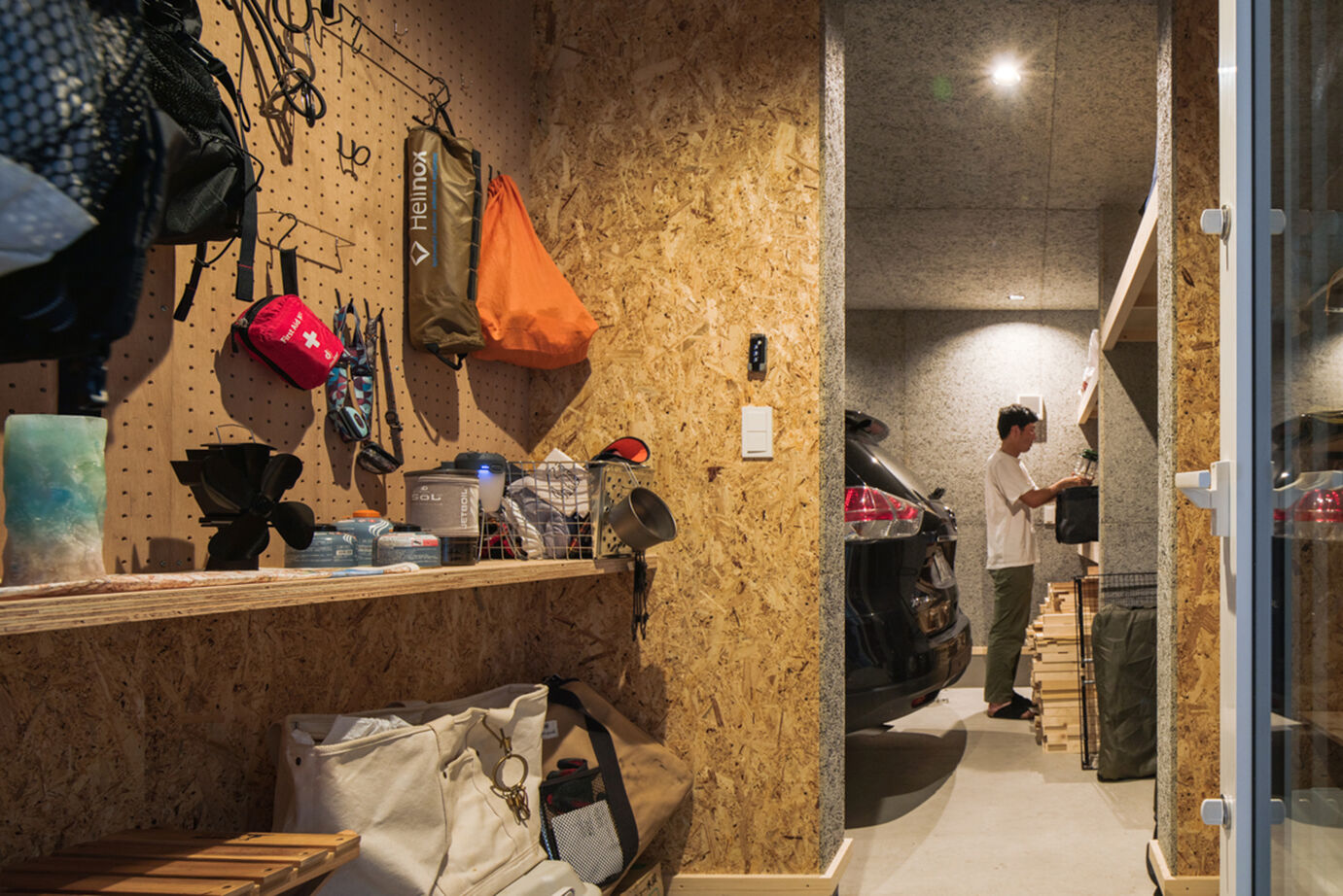 北王 【2階リビングの吹抜けが空間をつなぐ】オープン土間に組込ガレージ、趣味を楽しむふたり暮らしの3階建ての建築実例画像15