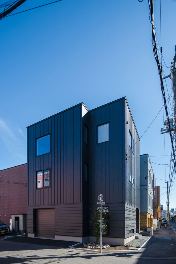 北王 【2階リビングの吹抜けが空間をつなぐ】オープン土間に組込ガレージ、趣味を楽しむふたり暮らしの3階建ての建築実例画像16