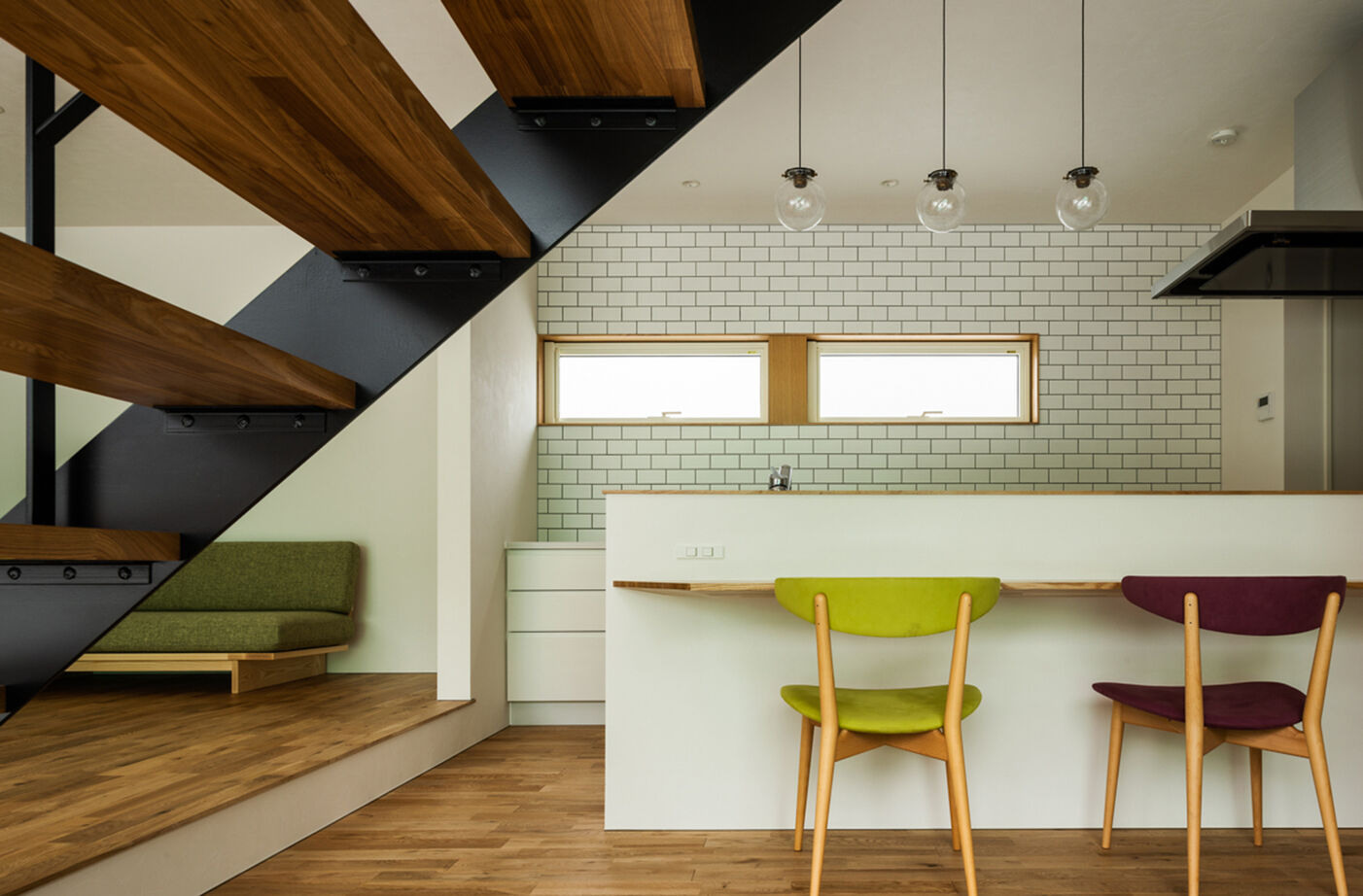 北王 【床座リビングと土間の家】吹抜けの土間とスキップフロアでつながるリビング。床座でくつろぐ上質な暮らしの建築実例画像3