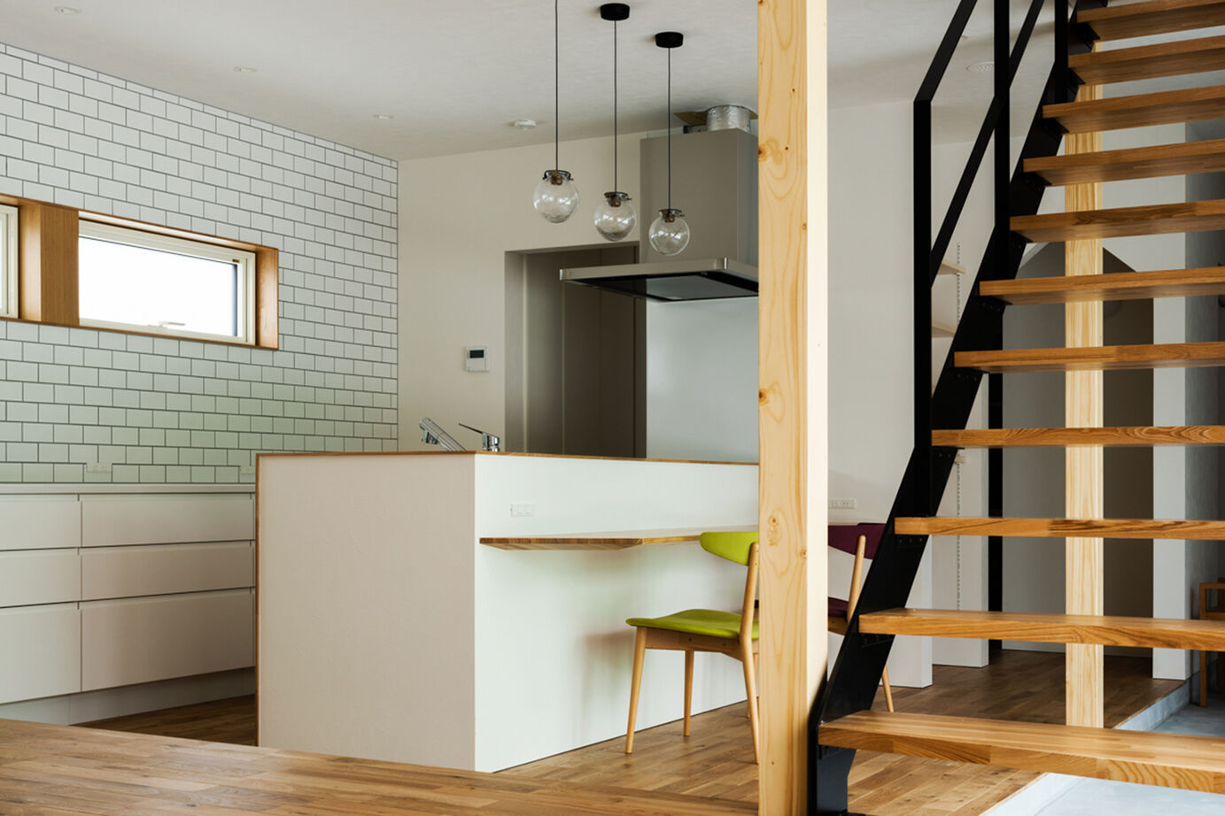 北王 【床座リビングと土間の家】吹抜けの土間とスキップフロアでつながるリビング。床座でくつろぐ上質な暮らしの建築実例画像4