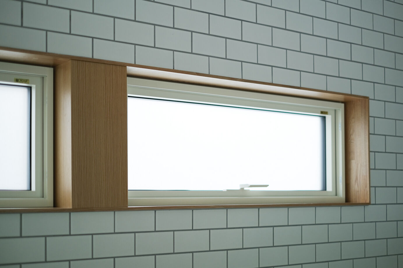 北王 【床座リビングと土間の家】吹抜けの土間とスキップフロアでつながるリビング。床座でくつろぐ上質な暮らしの建築実例画像5