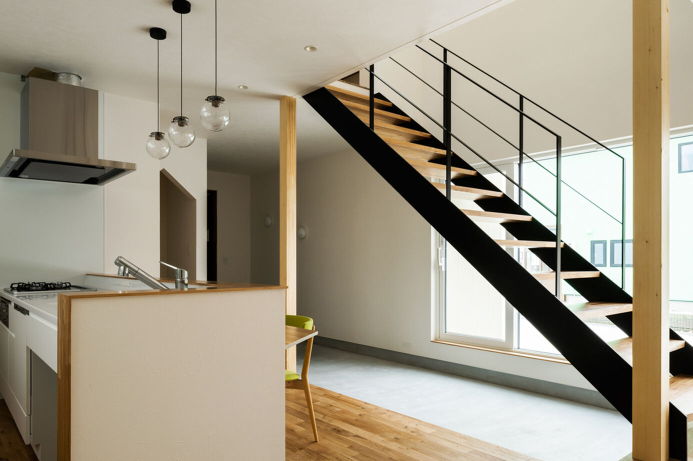 北王 【床座リビングと土間の家】吹抜けの土間とスキップフロアでつながるリビング。床座でくつろぐ上質な暮らしの建築実例画像7