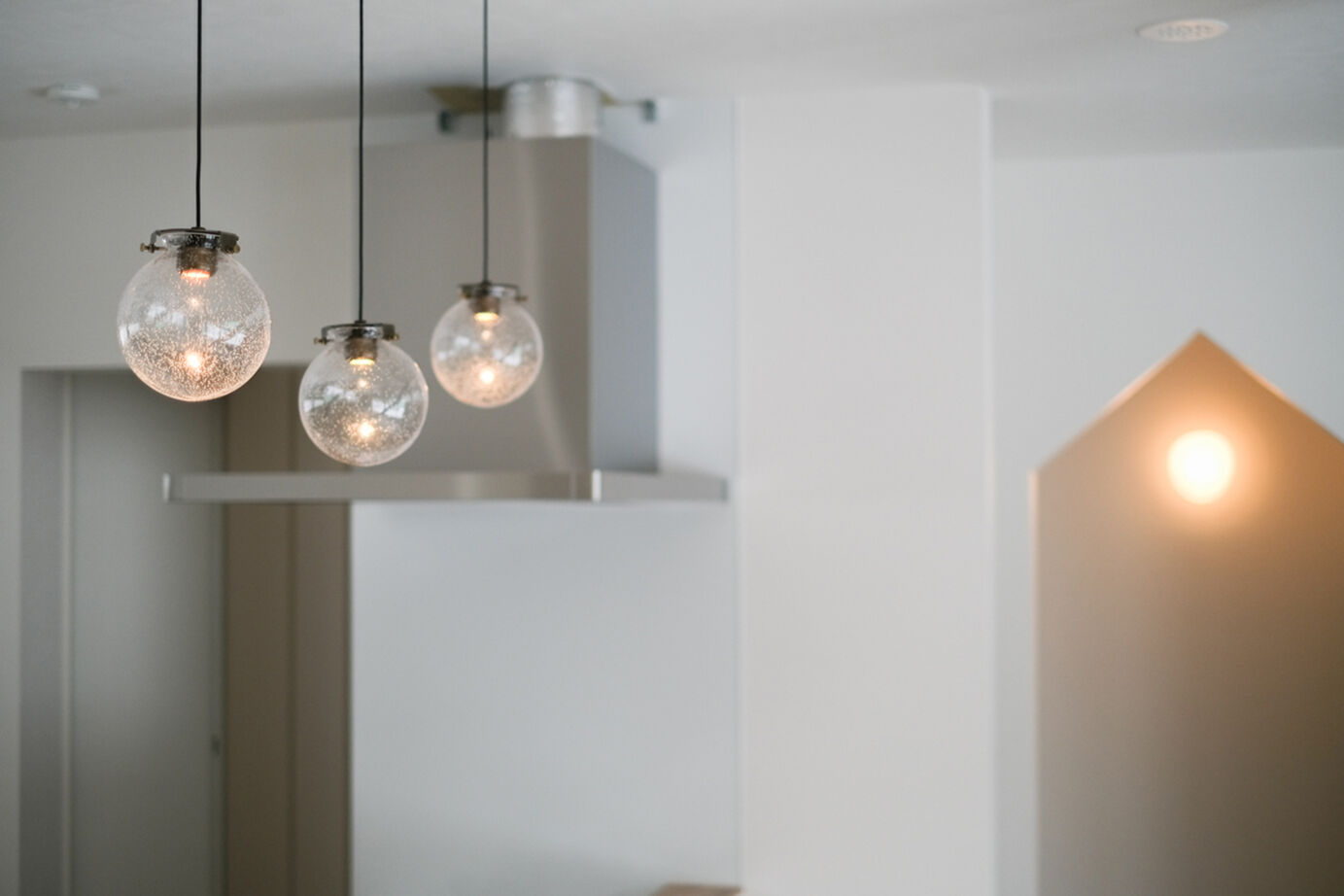 北王 【床座リビングと土間の家】吹抜けの土間とスキップフロアでつながるリビング。床座でくつろぐ上質な暮らしの建築実例画像8