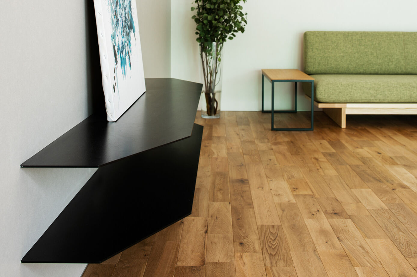 北王 【床座リビングと土間の家】吹抜けの土間とスキップフロアでつながるリビング。床座でくつろぐ上質な暮らしの建築実例画像9