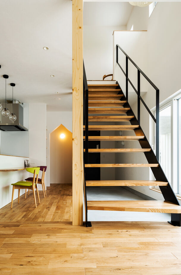 北王 【床座リビングと土間の家】吹抜けの土間とスキップフロアでつながるリビング。床座でくつろぐ上質な暮らしの建築実例画像10