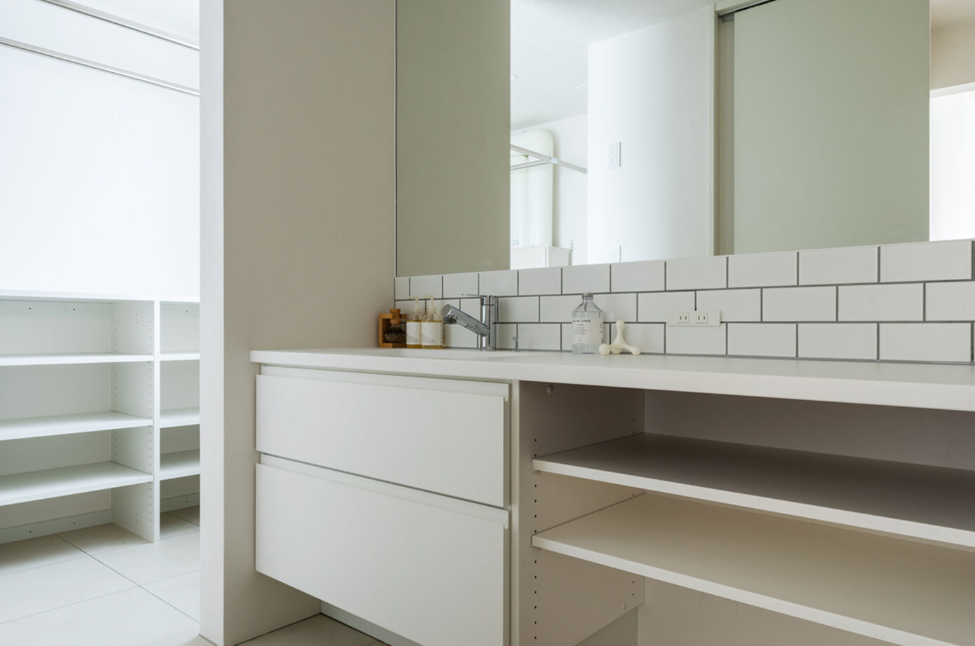 北王 【床座リビングと土間の家】吹抜けの土間とスキップフロアでつながるリビング。床座でくつろぐ上質な暮らしの建築実例画像14