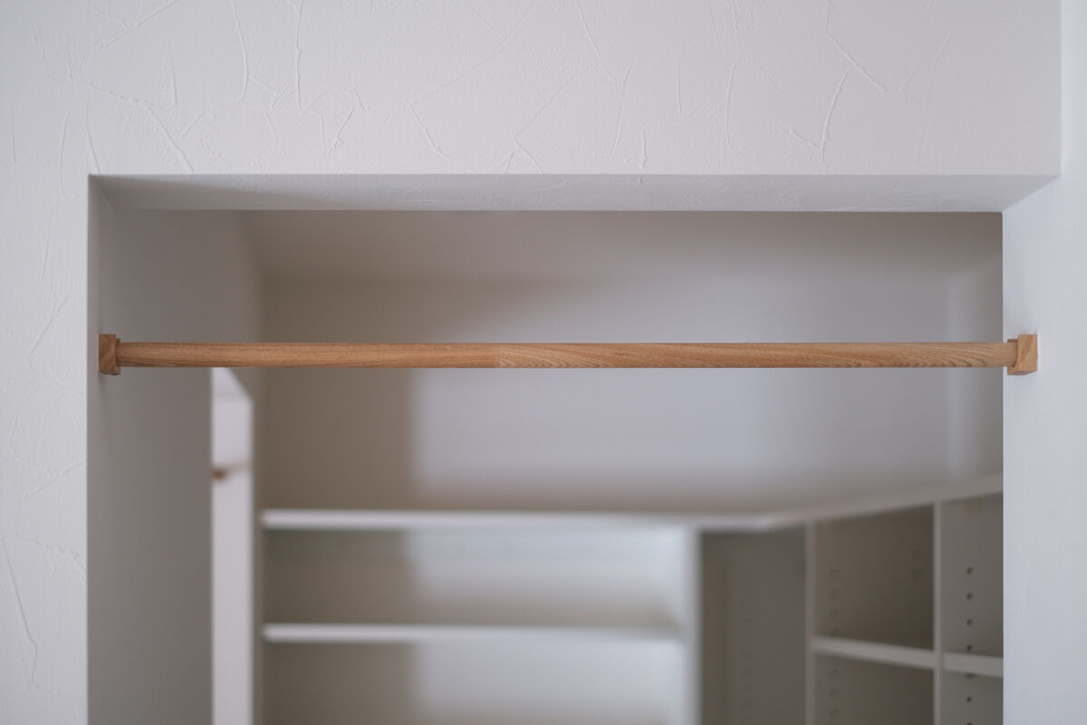 北王 【床座リビングと土間の家】吹抜けの土間とスキップフロアでつながるリビング。床座でくつろぐ上質な暮らしの建築実例画像16