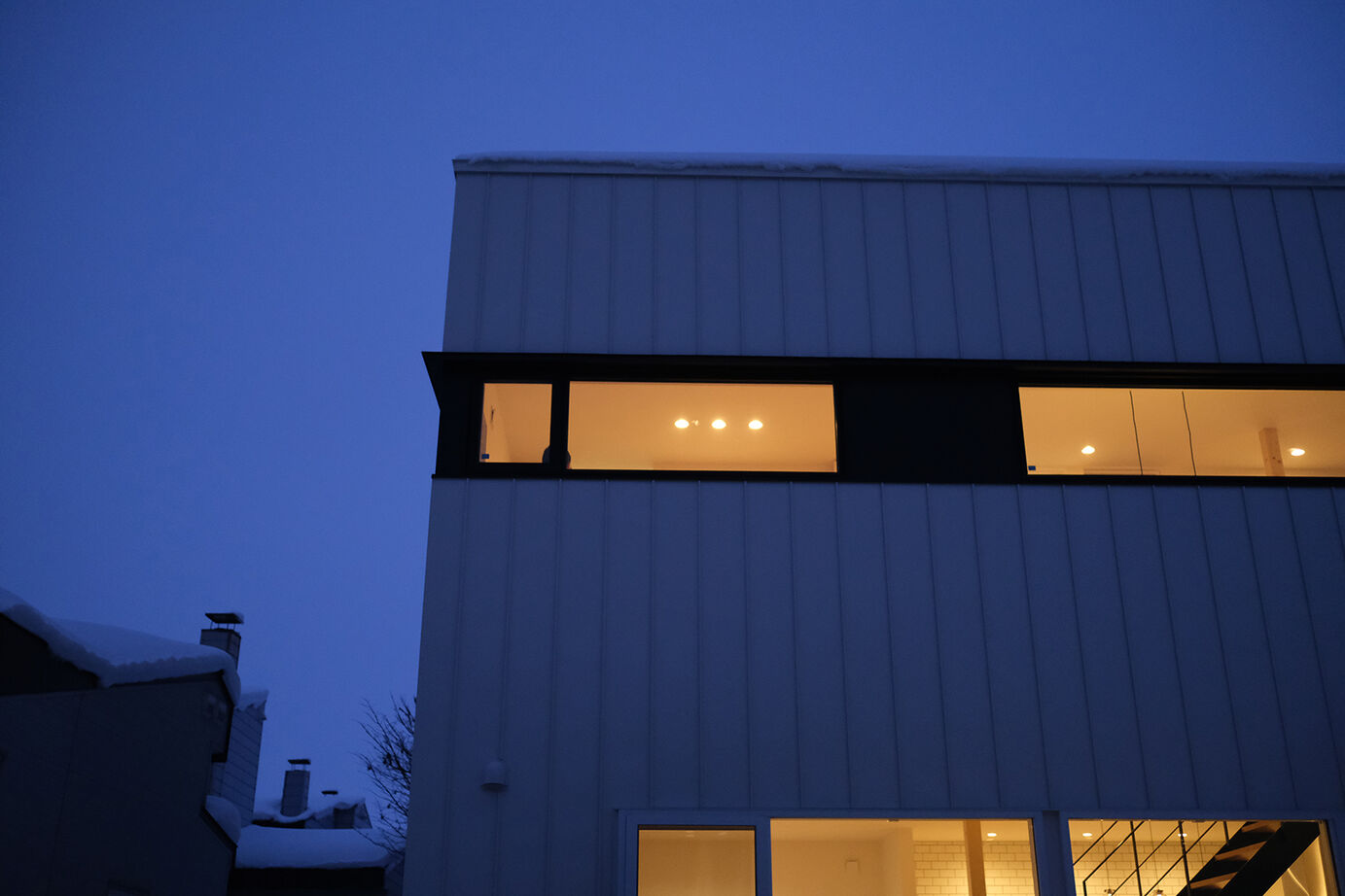 北王 【床座リビングと土間の家】吹抜けの土間とスキップフロアでつながるリビング。床座でくつろぐ上質な暮らしの建築実例画像17