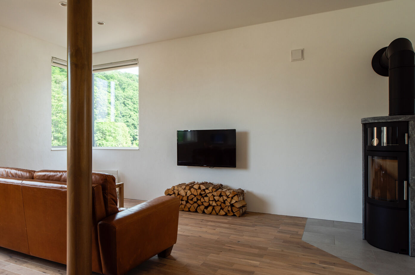 北王 【緑道の風景と薪ストーブが映える家】白くきれいな空間に家具やインテリアを整えて、美しく心地よく暮らすの建築実例画像2