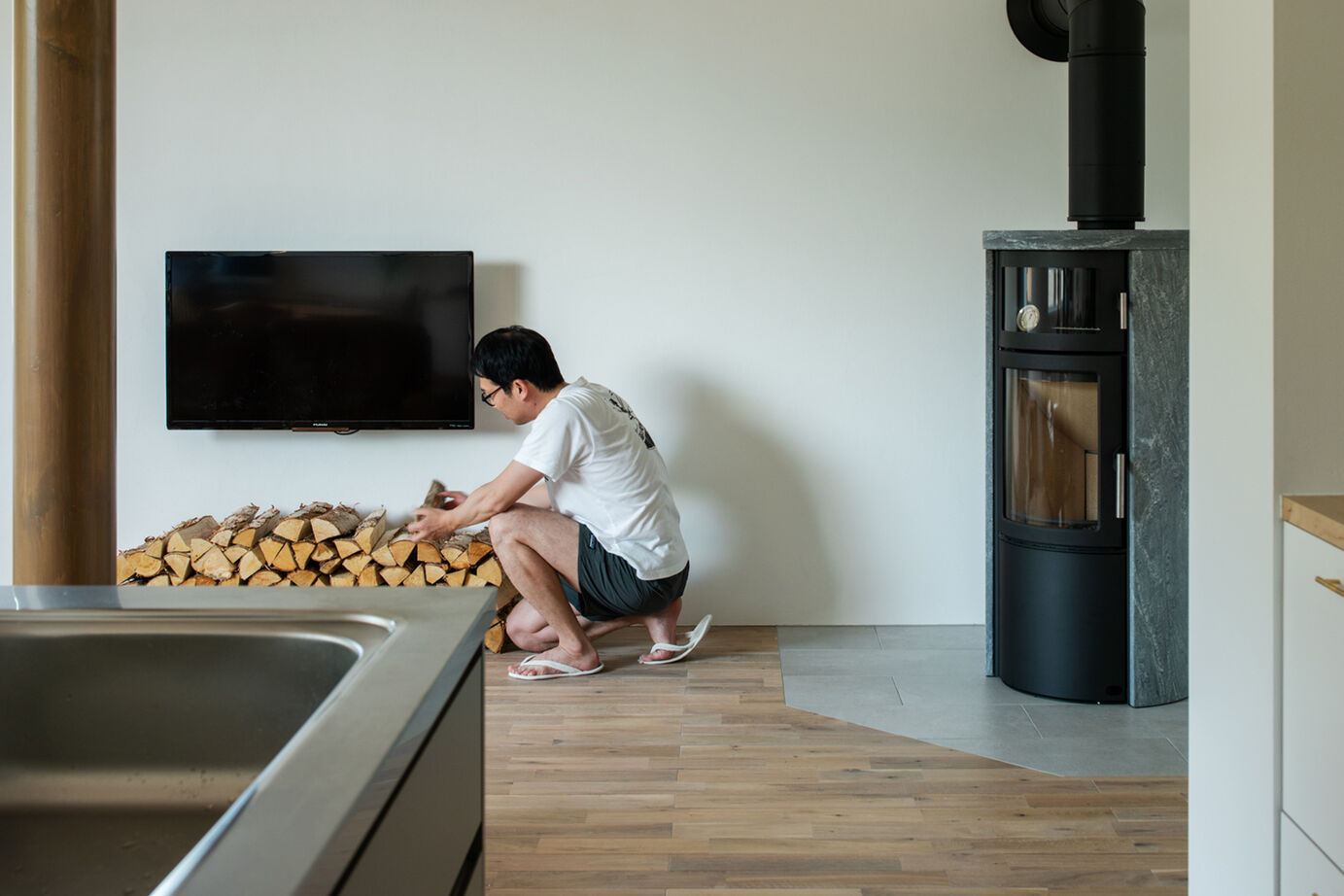 北王 【緑道の風景と薪ストーブが映える家】白くきれいな空間に家具やインテリアを整えて、美しく心地よく暮らすの建築実例画像3