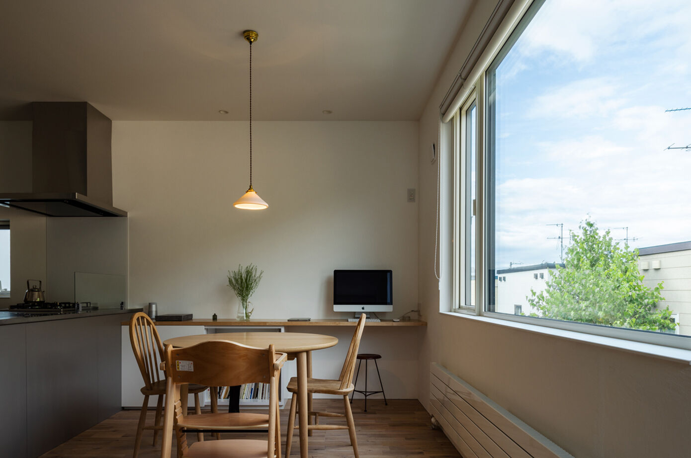 北王 【緑道の風景と薪ストーブが映える家】白くきれいな空間に家具やインテリアを整えて、美しく心地よく暮らすの建築実例画像6