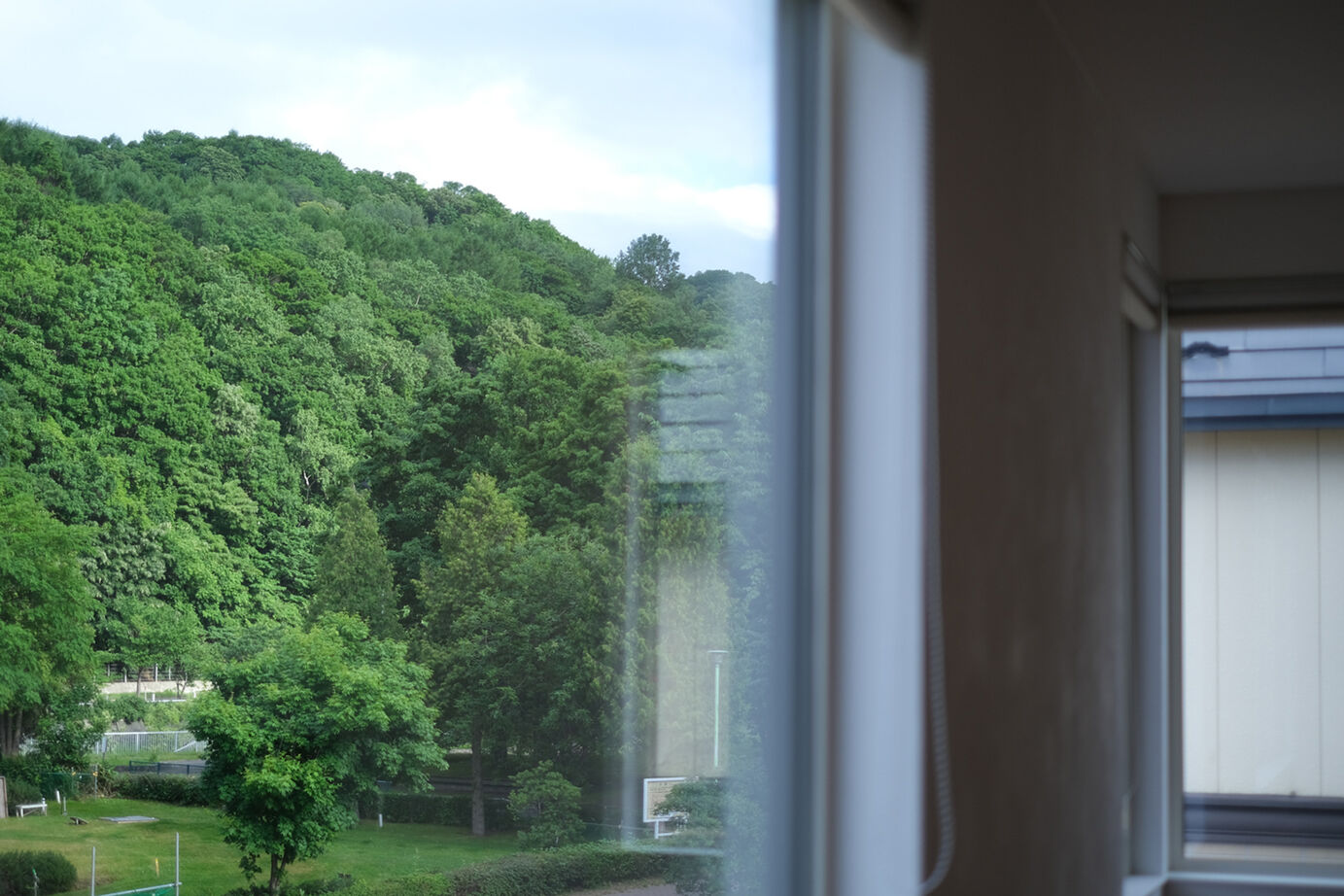 北王 【緑道の風景と薪ストーブが映える家】白くきれいな空間に家具やインテリアを整えて、美しく心地よく暮らすの建築実例画像7