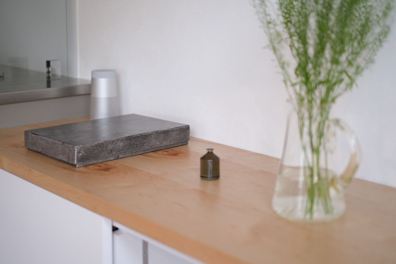 北王 【緑道の風景と薪ストーブが映える家】白くきれいな空間に家具やインテリアを整えて、美しく心地よく暮らすの建築実例画像9