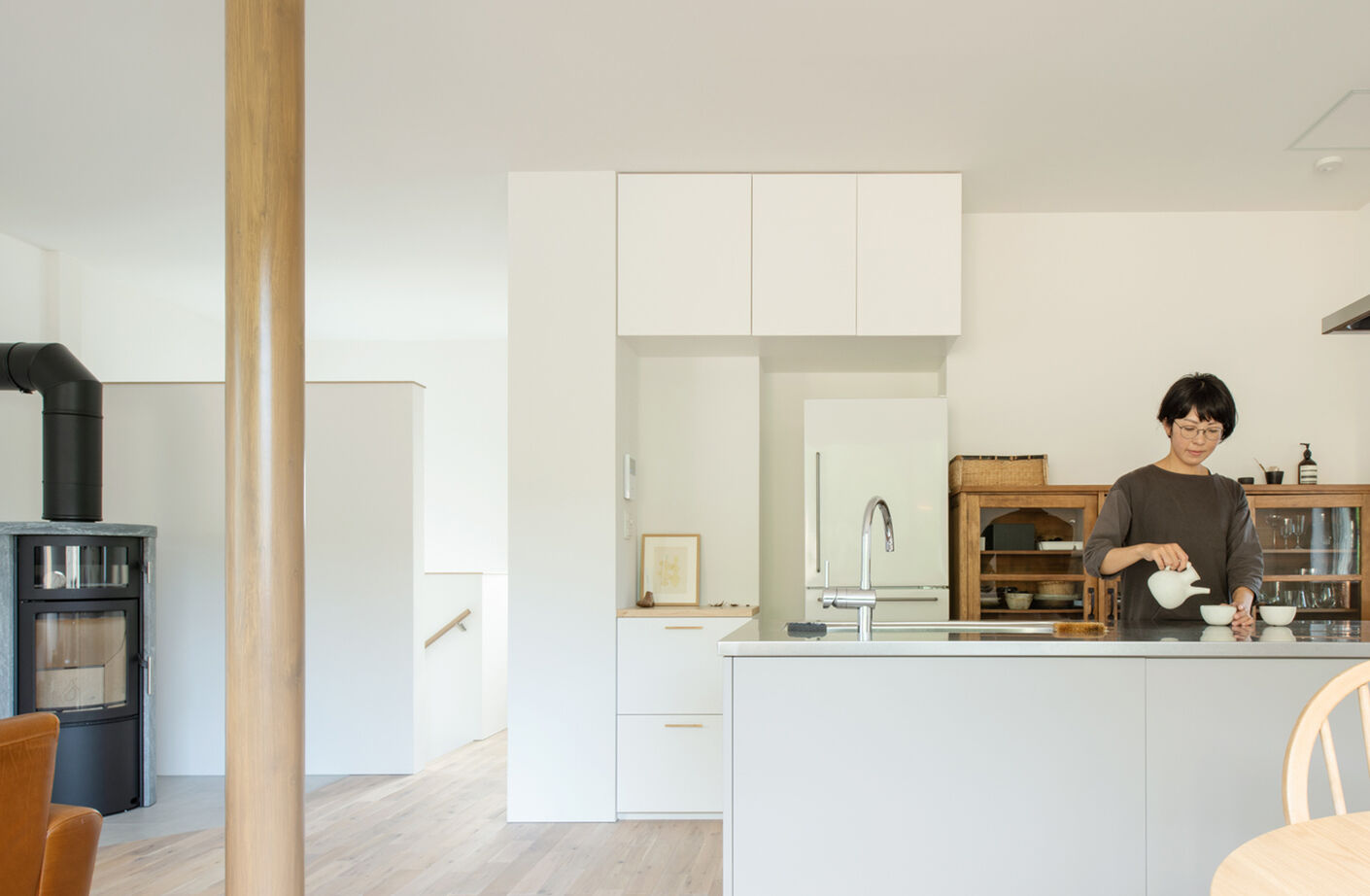 北王 【緑道の風景と薪ストーブが映える家】白くきれいな空間に家具やインテリアを整えて、美しく心地よく暮らすの建築実例画像10