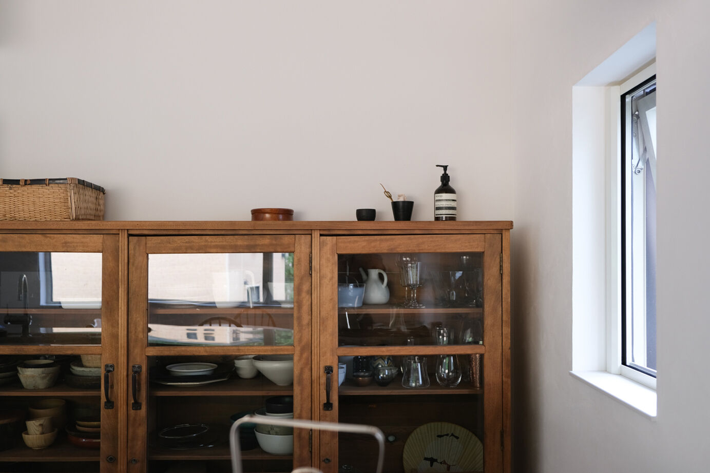 北王 【緑道の風景と薪ストーブが映える家】白くきれいな空間に家具やインテリアを整えて、美しく心地よく暮らすの建築実例画像12